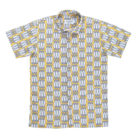 Camisa de hombre de manga corta con estampado de latas de sardinas (xoubas) en azul y blanco, botones de madera de olivo y tejido de algodón orgánico de Galoha.
