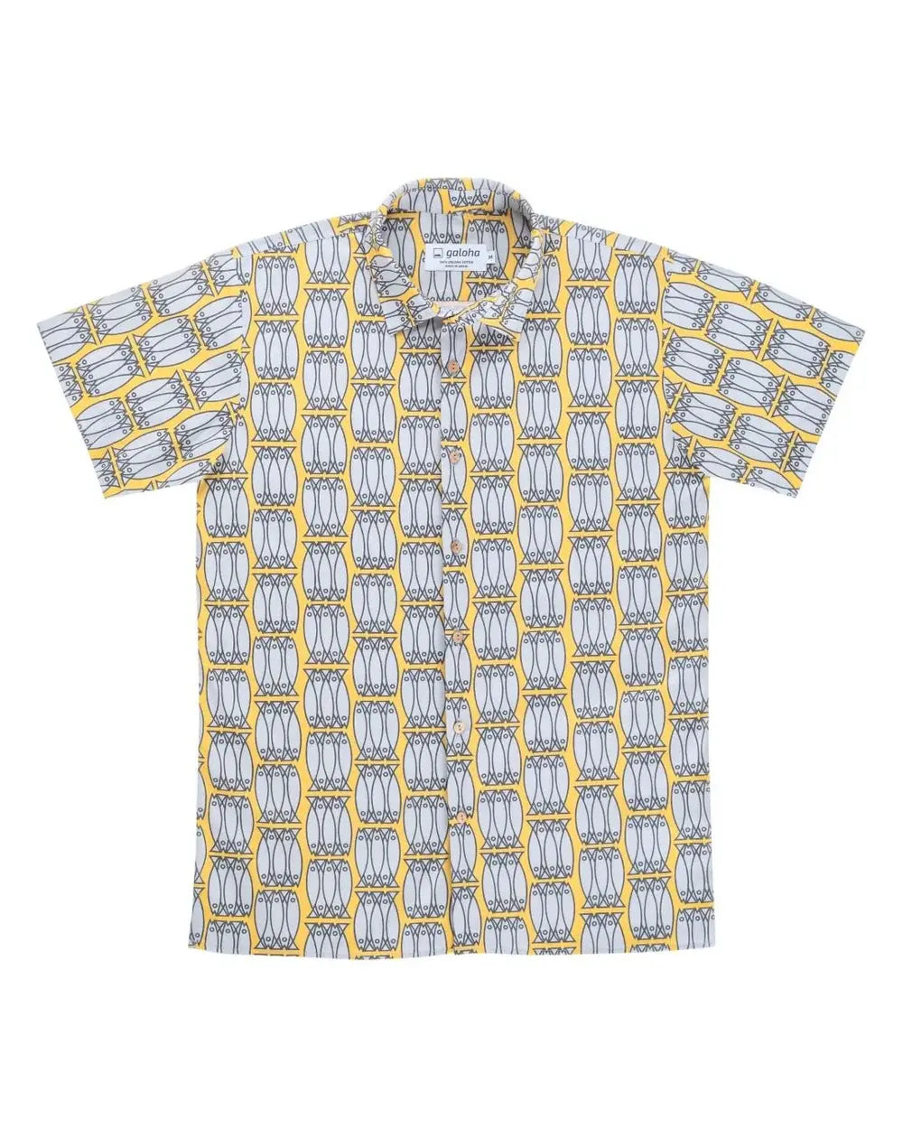 Camisa de hombre de manga corta con estampado de latas de sardinas (xoubas) en azul y blanco, botones de madera de olivo y tejido de algodón orgánico de Galoha.
