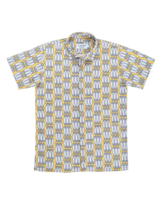 Camisa de hombre de manga corta con estampado de latas de sardinas (xoubas) en azul y blanco, botones de madera de olivo y tejido de algodón orgánico de Galoha.