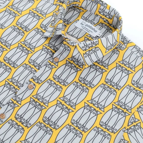 Camisa de hombre de manga corta con estampado de latas de sardinas (xoubas) en azul y blanco, botones de madera de olivo y tejido de algodón orgánico de Galoha.