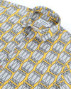 Camisa de hombre de manga corta con estampado de latas de sardinas (xoubas) en azul y blanco, botones de madera de olivo y tejido de algodón orgánico de Galoha.