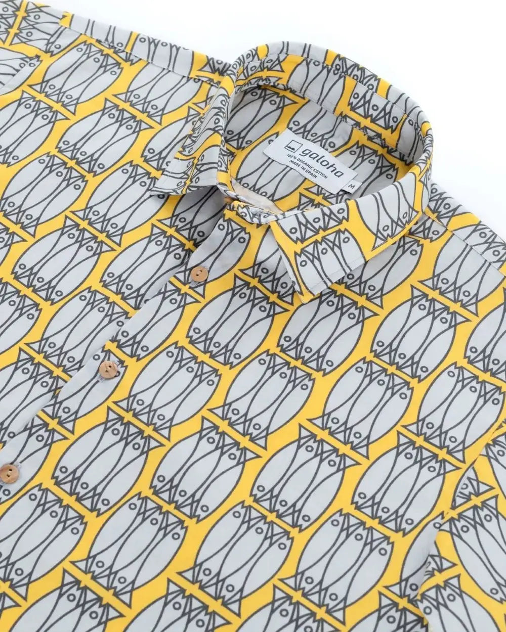 Camisa de hombre de manga corta con estampado de latas de sardinas (xoubas) en azul y blanco, botones de madera de olivo y tejido de algodón orgánico de Galoha.