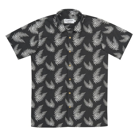 Camisa de hombre de manga corta con estampado de hojas de helecho (fento), botones de madera de olivo y tejido de algodón orgánico de la marca Galoha.