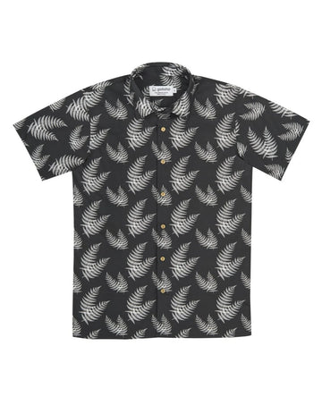 Camisa de hombre de manga corta con estampado de hojas de helecho (fento), botones de madera de olivo y tejido de algodón orgánico de la marca Galoha.