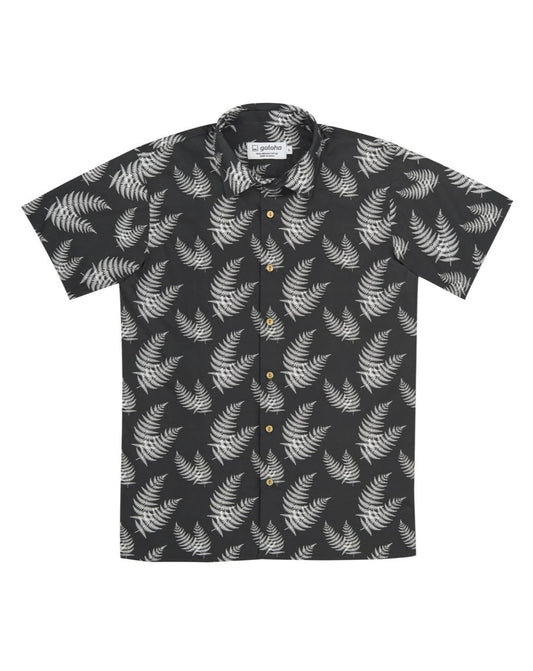 Camisa de hombre de manga corta con estampado de hojas de helecho (fento), botones de madera de olivo y tejido de algodón orgánico de la marca Galoha.
