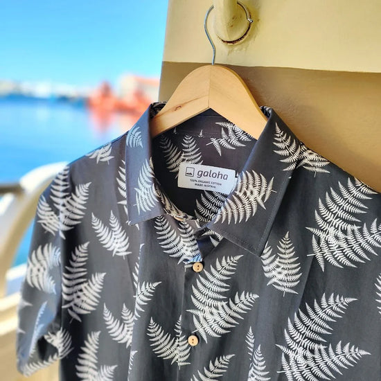 Camisa de hombre de manga corta con estampado de hojas de helecho (fento), botones de madera de olivo y tejido de algodón orgánico de la marca Galoha.