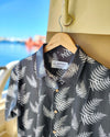 Camisa de hombre de manga corta con estampado de hojas de helecho (fento), botones de madera de olivo y tejido de algodón orgánico de la marca Galoha.