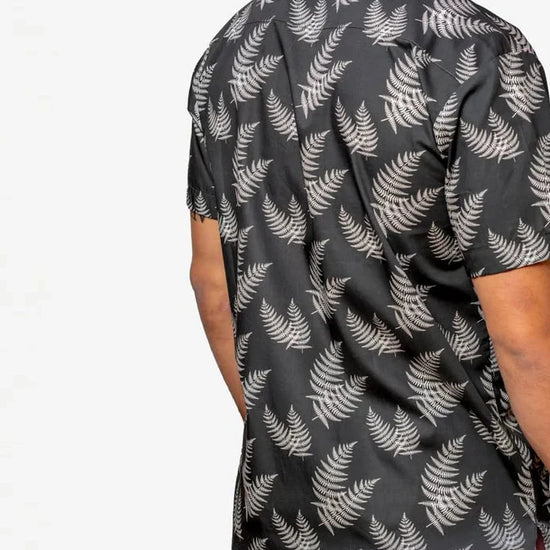 Camisa de hombre de manga corta con estampado de hojas de helecho (fento), botones de madera de olivo y tejido de algodón orgánico de la marca Galoha.