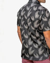Camisa de hombre de manga corta con estampado de hojas de helecho (fento), botones de madera de olivo y tejido de algodón orgánico de la marca Galoha.