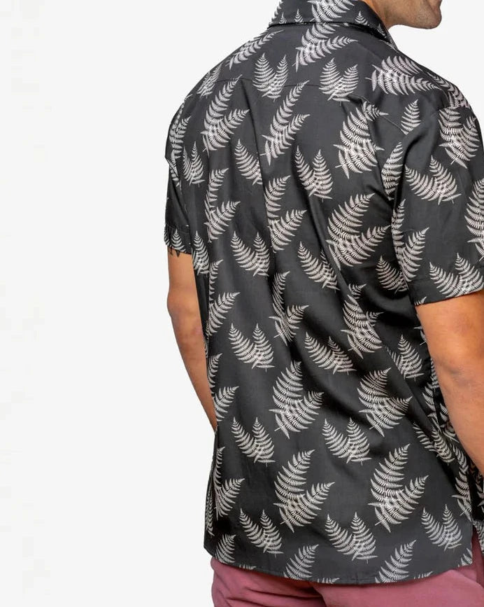 Camisa de hombre de manga corta con estampado de hojas de helecho (fento), botones de madera de olivo y tejido de algodón orgánico de la marca Galoha.
