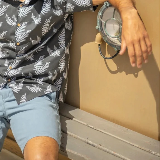 Camisa de hombre de manga corta con estampado de hojas de helecho (fento), botones de madera de olivo y tejido de algodón orgánico de la marca Galoha.
