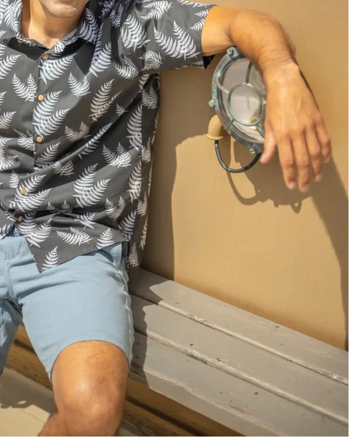 Camisa de hombre de manga corta con estampado de hojas de helecho (fento), botones de madera de olivo y tejido de algodón orgánico de la marca Galoha.