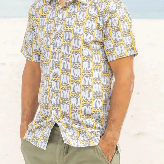 Camisa de hombre de manga corta con estampado de latas de sardinas (xoubas) en azul y blanco, botones de madera de olivo y tejido de algodón orgánico de Galoha.