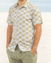 Camisa de hombre de manga corta con estampado de latas de sardinas (xoubas) en azul y blanco, botones de madera de olivo y tejido de algodón orgánico de Galoha.