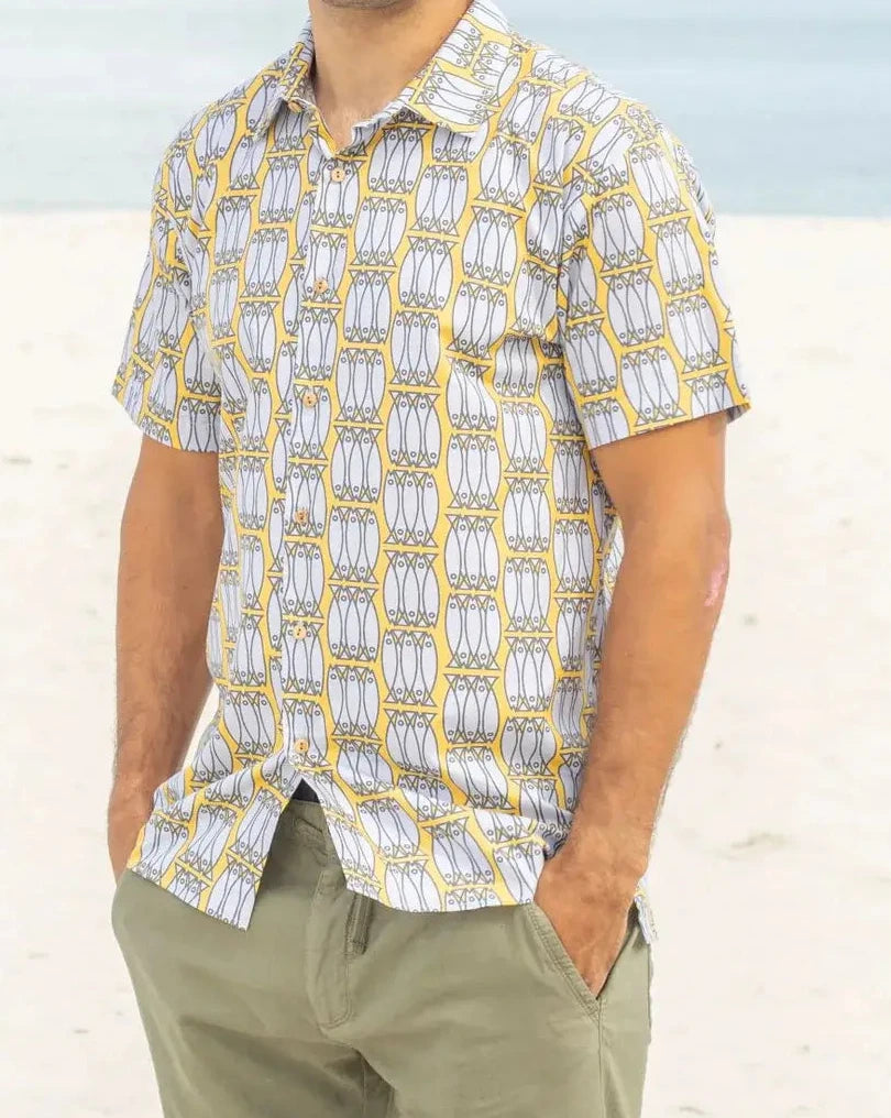 Camisa de hombre de manga corta con estampado de latas de sardinas (xoubas) en azul y blanco, botones de madera de olivo y tejido de algodón orgánico de Galoha.