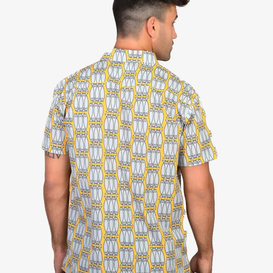 Camisa de hombre de manga corta con estampado de latas de sardinas (xoubas) en azul y blanco, botones de madera de olivo y tejido de algodón orgánico de Galoha.