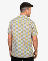 Camisa de hombre de manga corta con estampado de latas de sardinas (xoubas) en azul y blanco, botones de madera de olivo y tejido de algodón orgánico de Galoha.