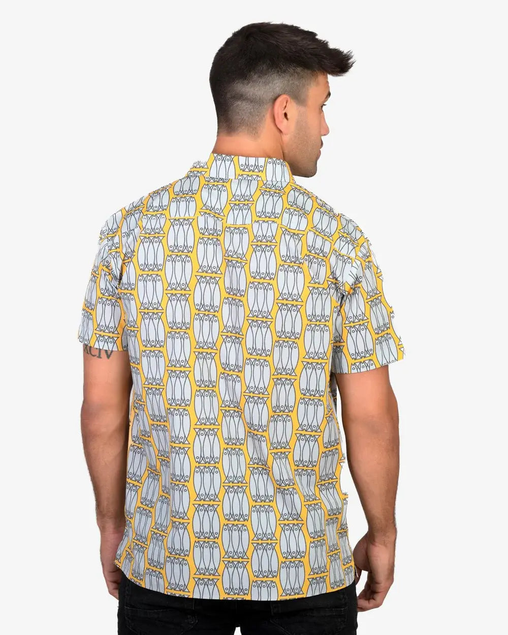 Camisa de hombre de manga corta con estampado de latas de sardinas (xoubas) en azul y blanco, botones de madera de olivo y tejido de algodón orgánico de Galoha.