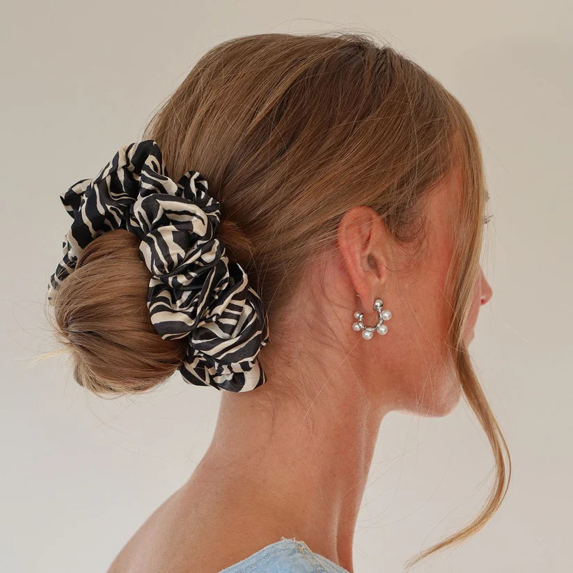 Coletero scrunchie Isabella Cebra beige y negro