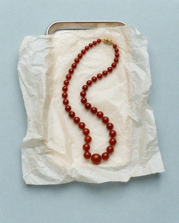 Collar Mirto de TRIANA by C en cornalina roja, pieza artesanal hecha en Bilbao