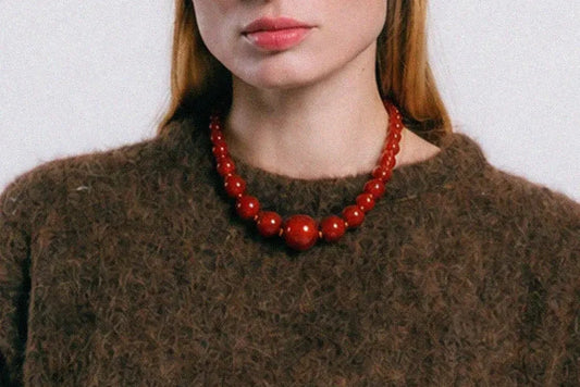 Collar Mirto de TRIANA by C en cornalina roja, pieza artesanal hecha en Bilbao