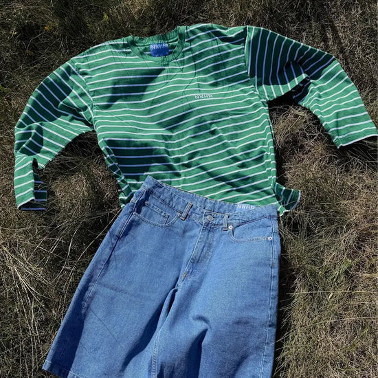 Camiseta de manga larga de corte holgado (oversize) con estampado clásico de rayas horizontales en color verde y blanco, confeccionada en algodón orgánico, marca NWHR.