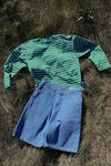 Camiseta de manga larga de corte holgado (oversize) con estampado clásico de rayas horizontales en color verde y blanco, confeccionada en algodón orgánico, marca NWHR.