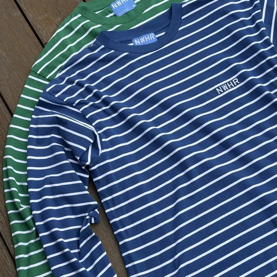 XCamiseta de manga larga holgada con estampado clásico de rayas horizontales azules y blancas, confeccionada en algodón orgánico de la marca NWHR.