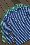 XCamiseta de manga larga holgada con estampado clásico de rayas horizontales azules y blancas, confeccionada en algodón orgánico de la marca NWHR.