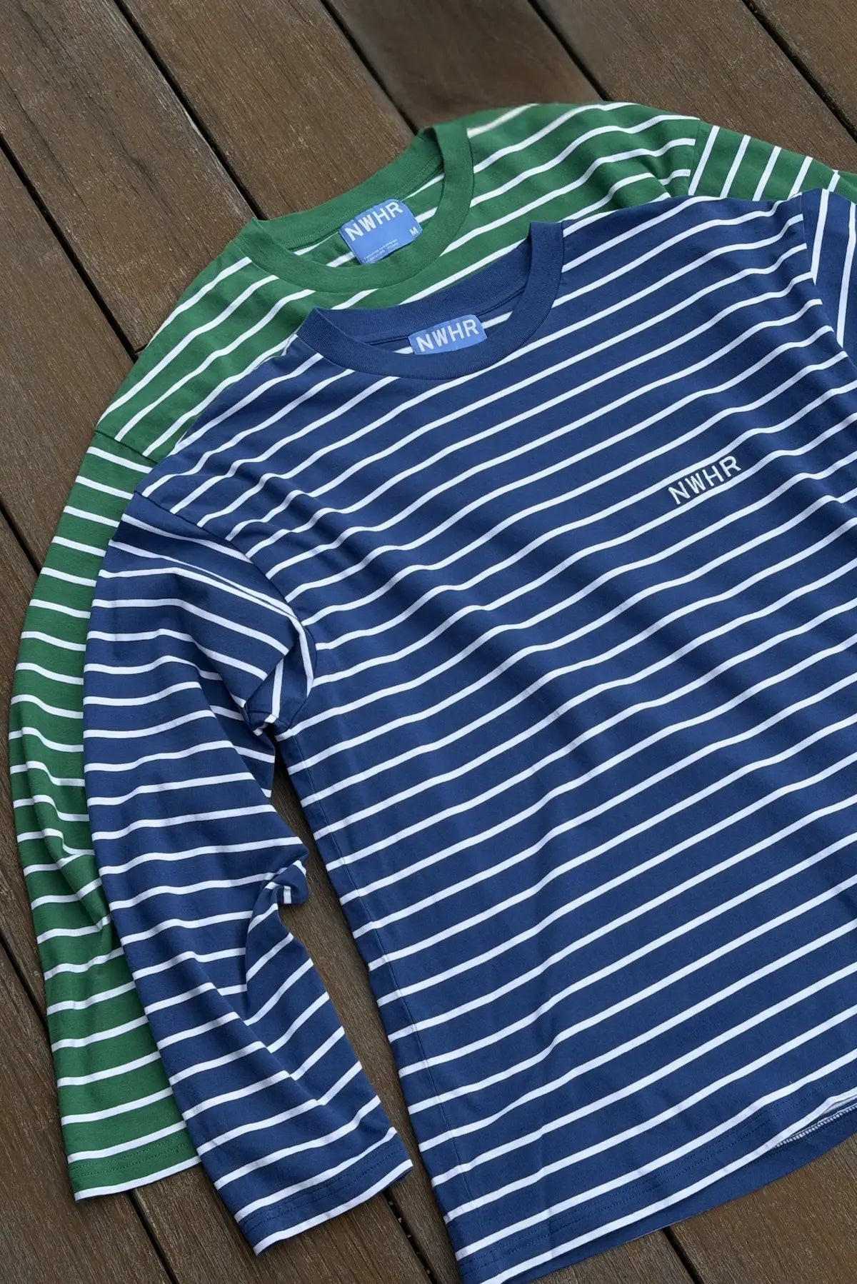 XCamiseta de manga larga holgada con estampado clásico de rayas horizontales azules y blancas, confeccionada en algodón orgánico de la marca NWHR.