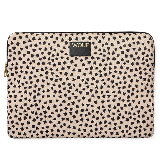 Funda acolchada para iPad con estampado de pequeños corazones, picas y rombos de la suerte sobre fondo crema, cremallera superior y etiqueta de cuero de Wouf.