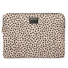 Funda acolchada para iPad con estampado de pequeños corazones, picas y rombos de la suerte sobre fondo crema, cremallera superior y etiqueta de cuero de Wouf.