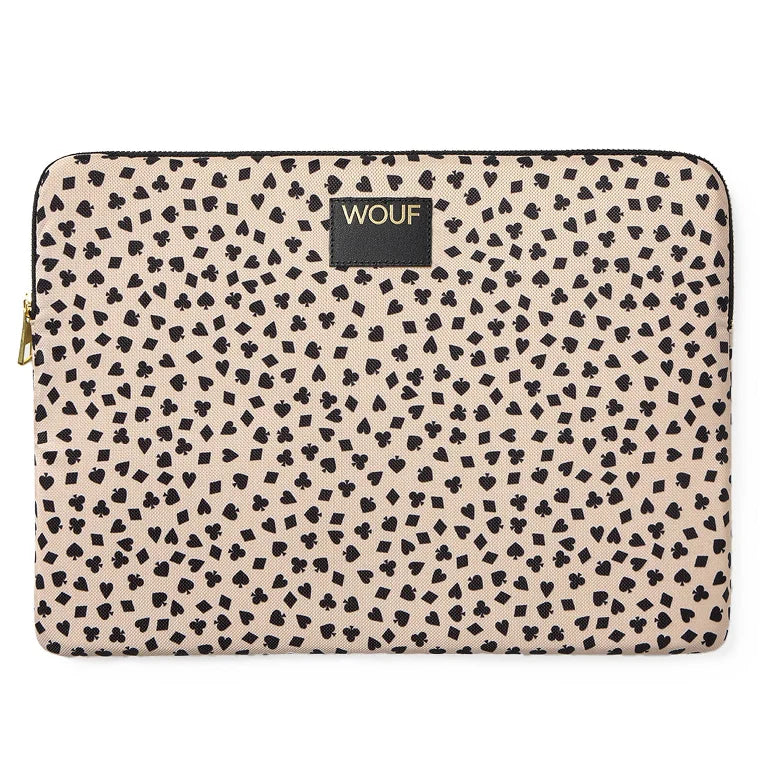 Funda acolchada para iPad con estampado de pequeños corazones, picas y rombos de la suerte sobre fondo crema, cremallera superior y etiqueta de cuero de Wouf.