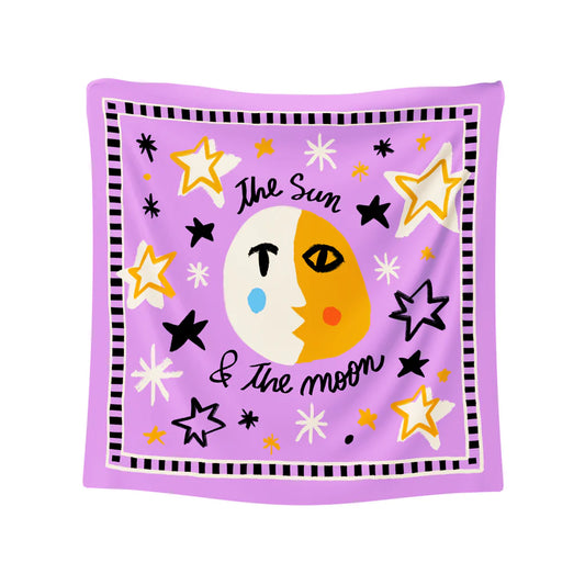 Pañuelo o bandana de satén suave con estampado celestial de sol y luna, modelo Sun Moon, diseñado por Studio Arde y confeccionado en España.