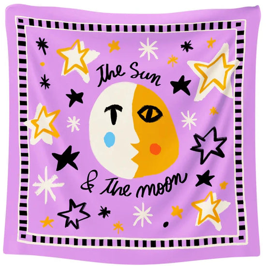 Pañuelo o bandana de satén suave con estampado celestial de sol y luna, modelo Sun Moon, diseñado por Studio Arde y confeccionado en España.