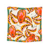 Pañuelo o bandana de satén suave con un vibrante estampado tropical en tonos cálidos, modelo Mango Banana, diseñado por Studio Arde y hecho en España.