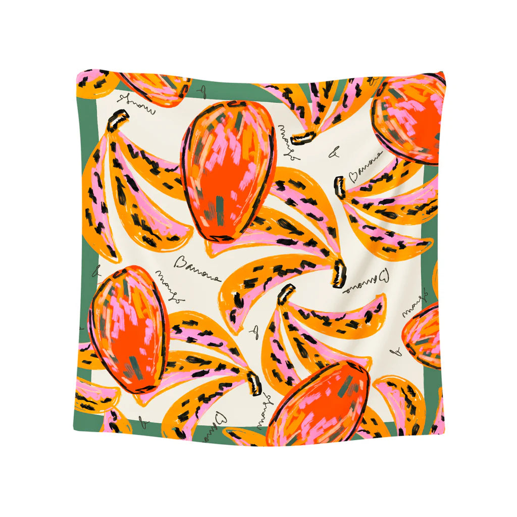 Pañuelo o bandana de satén suave con un vibrante estampado tropical en tonos cálidos, modelo Mango Banana, diseñado por Studio Arde y hecho en España.