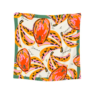 Pañuelo o bandana de satén suave con un vibrante estampado tropical en tonos cálidos, modelo Mango Banana, diseñado por Studio Arde y hecho en España.