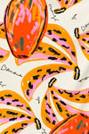 Pañuelo o bandana de satén suave con un vibrante estampado tropical en tonos cálidos, modelo Mango Banana, diseñado por Studio Arde y hecho en España.
