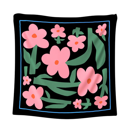 Pañuelo cuadrado 65×65 cm ilustración Las Flores sobre fondo negro en seda twill, Studio Arde.