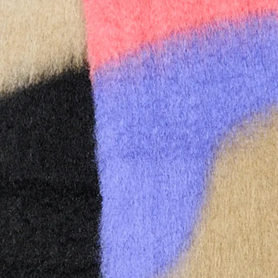 Bufanda de mohair voluminosa con diseño de la colección Views en tonos oscuros y nocturnos, con textura de pelo suave y flecos largos terminados a mano.