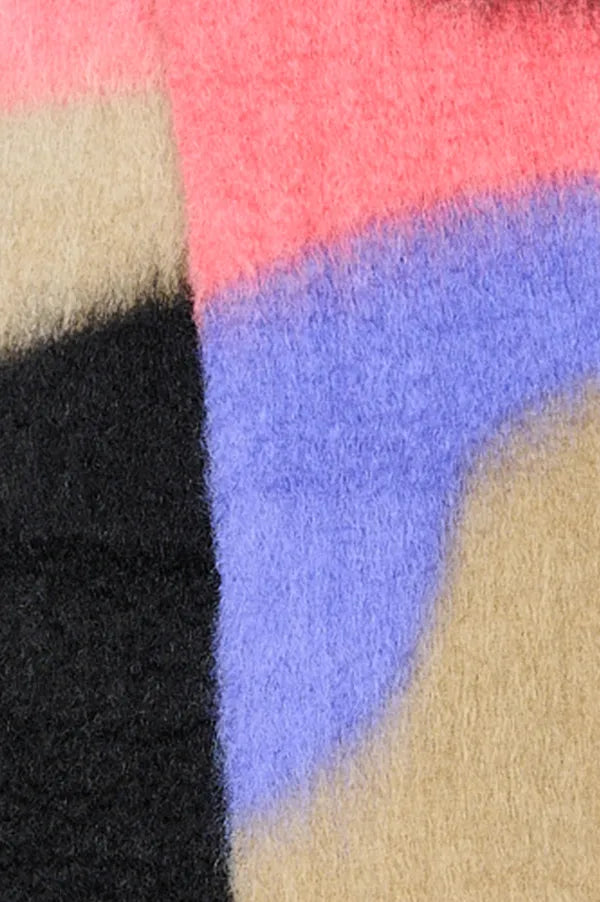 Bufanda de mohair voluminosa con diseño de la colección Views en tonos oscuros y nocturnos, con textura de pelo suave y flecos largos terminados a mano.