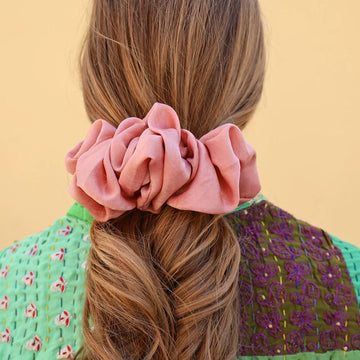 Coletero tipo scrunchie de satén plisado en color rosa antiguo con acabado brillante y diseño ondulado de la marca danesa By Stær.