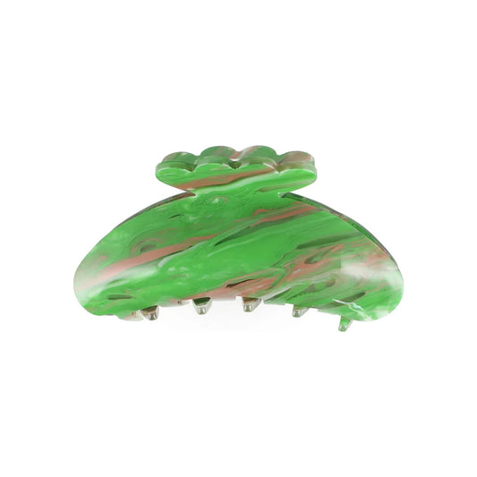 Pinza para el pelo tipo "claw" con diseño ondulado y efecto mármol jaspeado en tonos verde y beige, fabricada en acetato de celulosa de la marca By Stær.