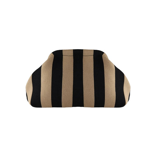 Clutch Alba de By Stær en rayas negras y beige, formato rectangular amplio.
