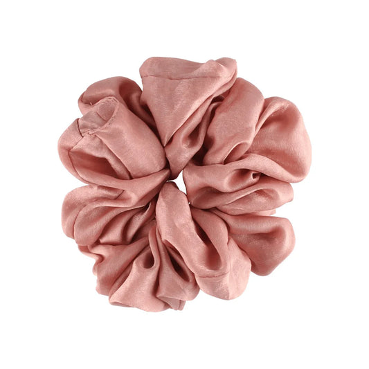 Coletero tipo scrunchie de satén plisado en color rosa antiguo con acabado brillante y diseño ondulado de la marca danesa By Stær.
