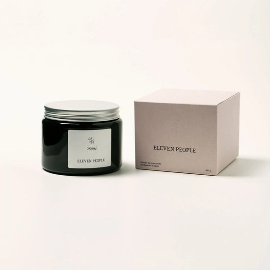 Vela aromática en envase de vidrio ámbar, colección 05 28004 de Eleven People, fragancia grosella negra abedul y musgo de roble, elaborada artesanalmente en Asturias
