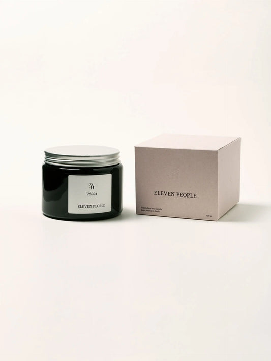 Vela aromática en envase de vidrio ámbar, colección 05 28004 de Eleven People, fragancia grosella negra abedul y musgo de roble, elaborada artesanalmente en Asturias
