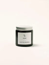 Vela aromática en envase de vidrio ámbar, colección 05 28004 de Eleven People, fragancia grosella negra abedul y musgo de roble, elaborada artesanalmente en Asturias