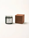 Vela aromática en envase de vidrio ámbar, colección 05 28004 de Eleven People, fragancia grosella negra abedul y musgo de roble, elaborada artesanalmente en Asturias